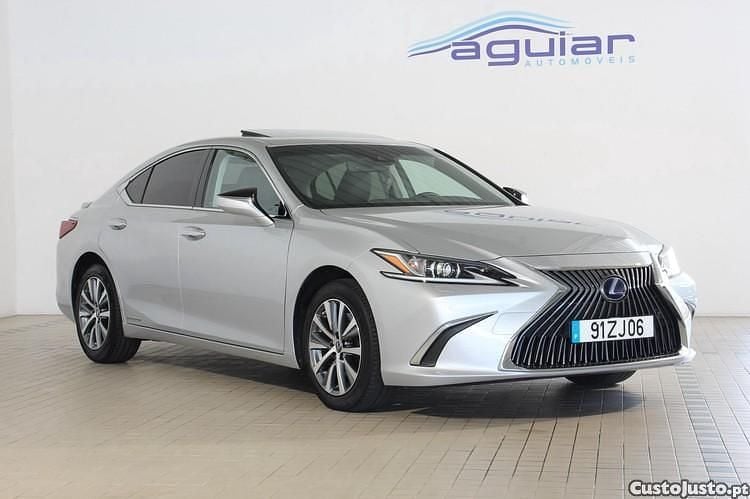 Cinza Usado 2019 Lexus ES300H Sedan | € 34.900 - Imagem 1/1