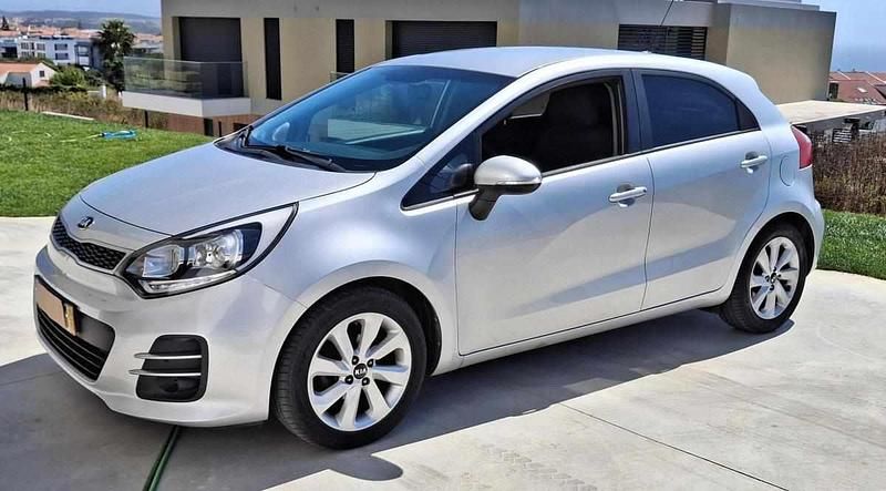 Cinzento Usado 2015 Kia Rio Sedan | € 7.600 (Caro) - Imagem 1/4