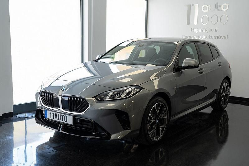 Cinza Novo 2025 BMW 116 Citadino | € 34.900 - Imagem 1/4