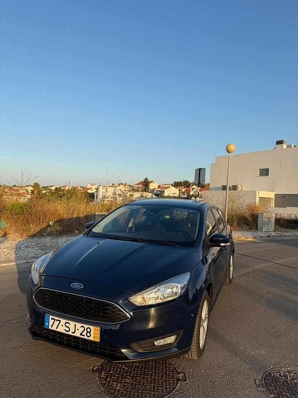 Azul Usado 2017 Ford Focus Sedan | € 8.490 (Super Preço) - Imagem 1/4