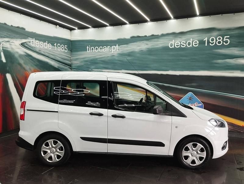 Usado Ford Tourneo Courier 100 HP (73 kW) 2019 Branco Monovolume