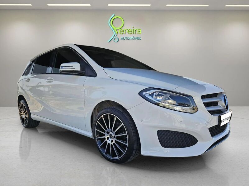 Branco Usado 2019 Mercedes B220 Style Monovolume | € 21.800 - Imagem 1/4
