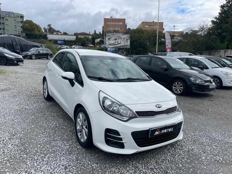 Branco Usado 2016 Kia Rio Citadino | € 12.200 (Preço justo) - Imagem 1/4