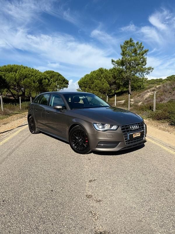 Cinza Usado 2016 Audi A3 Attraction Carrinha | € 13.900 (Bom preço) - Imagem 1/4