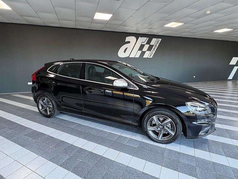 Usado Volvo V40 R-Design Momentum 120 HP (88 kW) 2015 Preto Carrinha