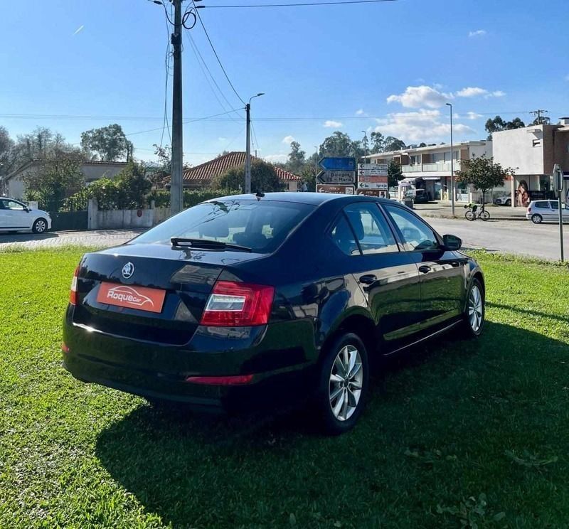 Usado Skoda Octavia Style 110 HP (80 kW) 2016 Preto Citadino