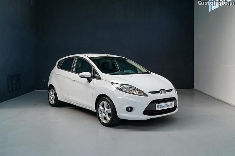 Branco Usado 2010 Ford Fiesta Trend Citadino | € 4.990 (Preço justo) - Imagem 1/1