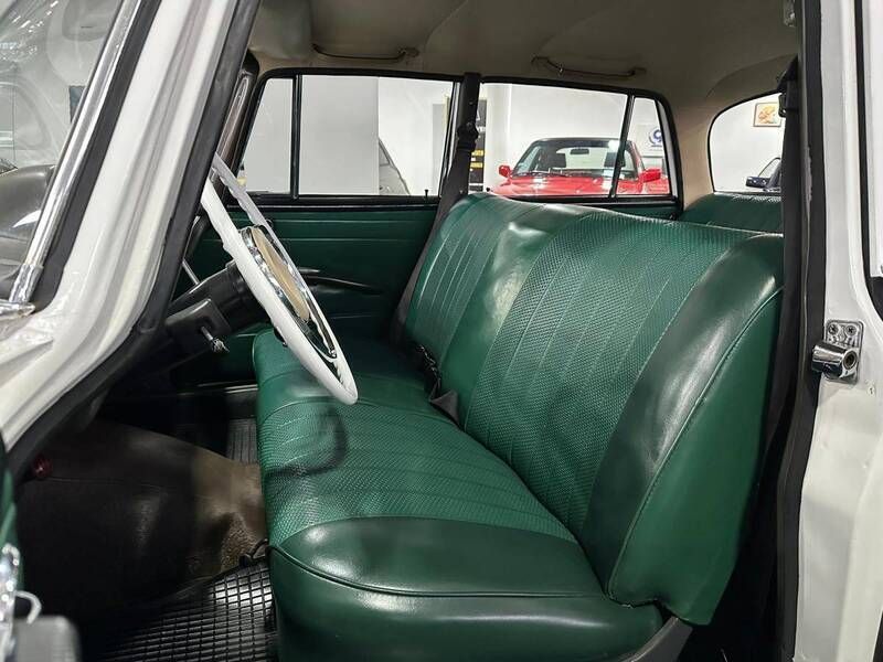 Usado Mercedes 200 55 HP (40 kW) 1967 Branco