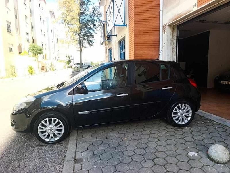 Preto Usado 2011 Renault Clio II Citadino | € 6.400 (Preço justo) - Imagem 1/4