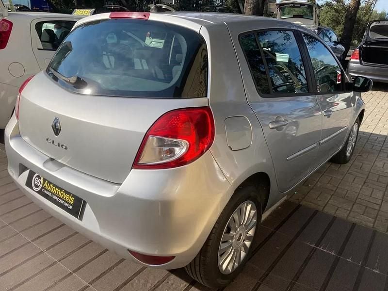 Usado Renault Clio II Dynamique 75 HP (55 kW) 2010 Cinza prata