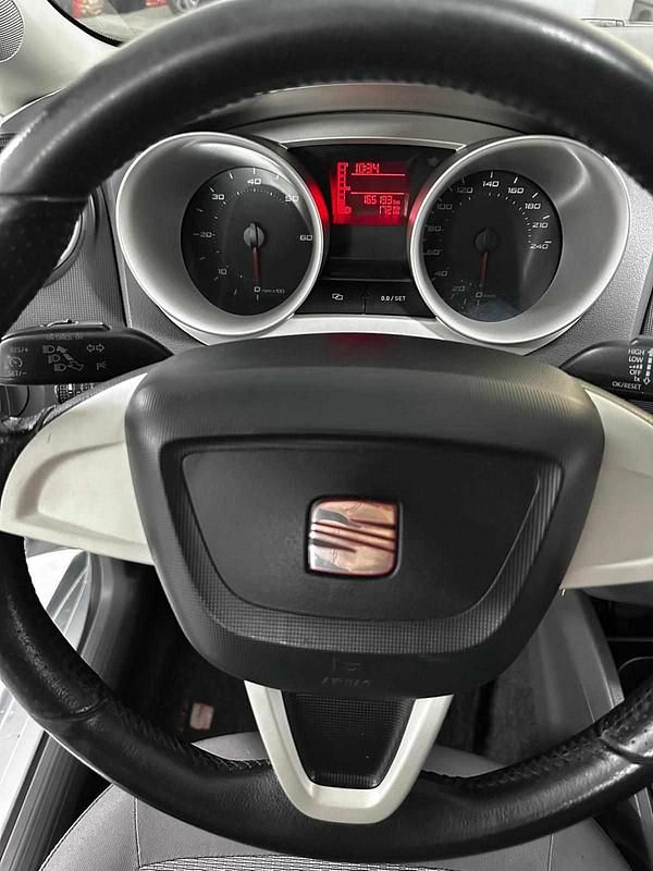 Usado Seat Ibiza 75 HP (55 kW) 2011 Cinzento Citadino