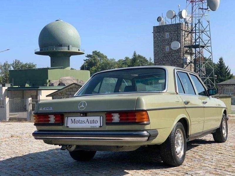 Usado Mercedes 200 60 HP (44 kW) 1983 Verde