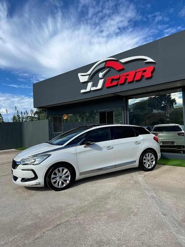 Usado DS Automobiles DS5 Be Chic 120 HP (88 kW) 2017 Branco Citadino