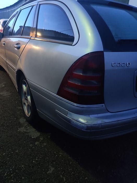 Usado Mercedes C220 Avantgarde 147 HP (108 kW) 2003 Sedan
