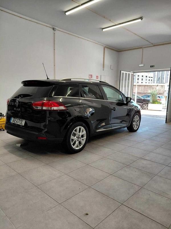 Usado Renault Clio V 90 HP (66 kW) 2020 Preto Carrinha