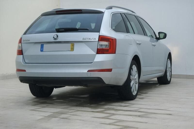 Usado Skoda Octavia Elegance 105 HP (77 kW) 2015 Cinzento Citadino