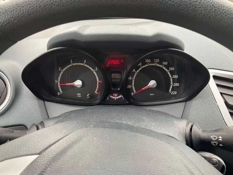 Usado Ford Fiesta Titanium 82 HP (60 kW) 2009 Cinzento Citadino