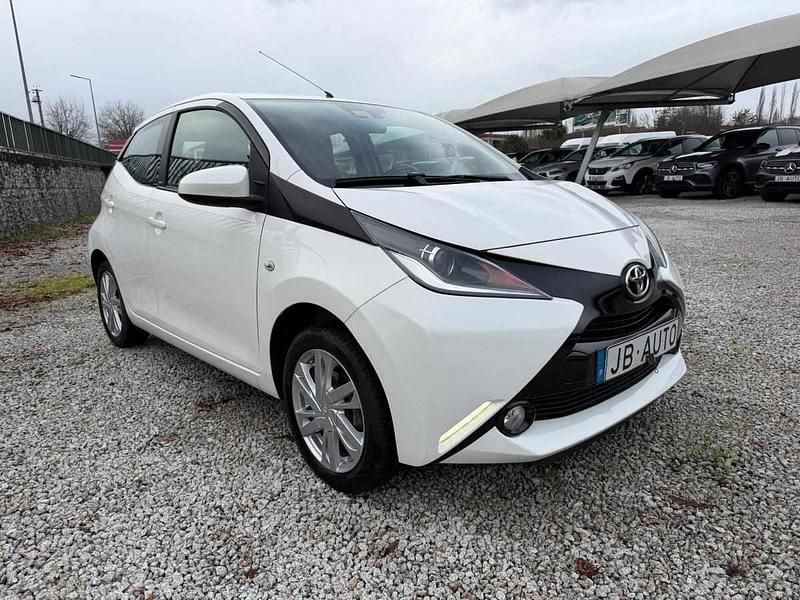 Usado Toyota Aygo X-play 69 HP (50 kW) 2017 Branco Citadino