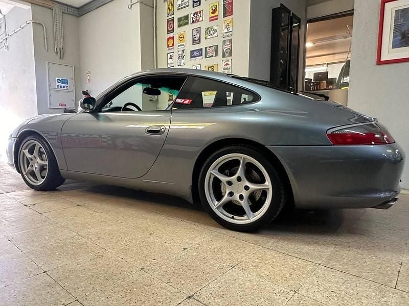 Cinzento Usado 2003 Porsche 911 | € 49.000 - Imagem 1/4