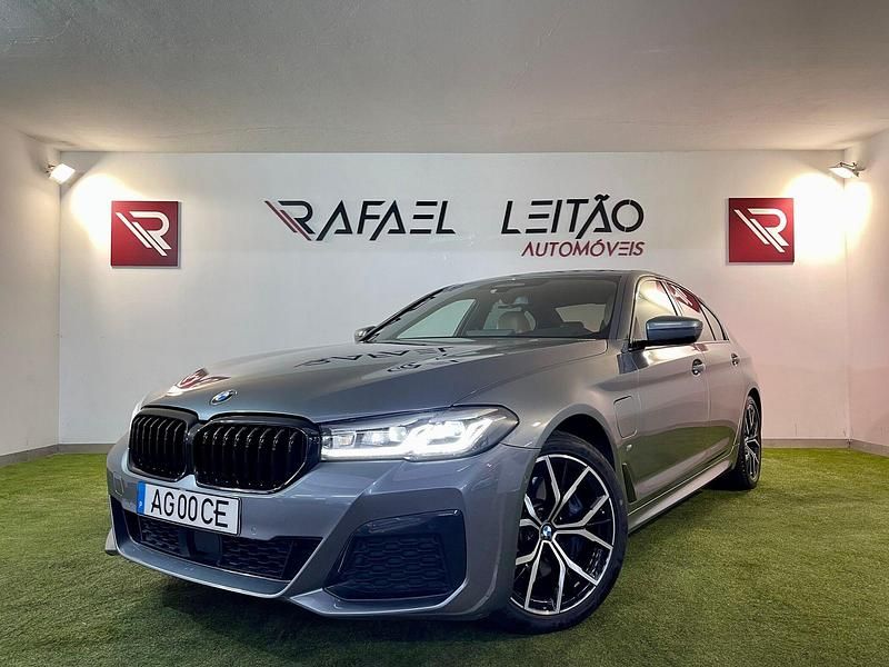 Cinza Usado 2021 BMW 530 Sedan | € 37.250 - Imagem 1/4