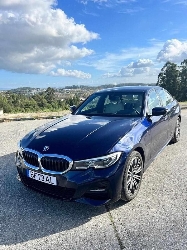Azul Usado 2021 BMW 330 Sedan | € 34.990 (Bom preço) - Imagem 1/4