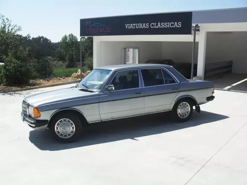 Azul Usado 1981 Mercedes 200 Sedan | € 8.450 - Imagem 1/4