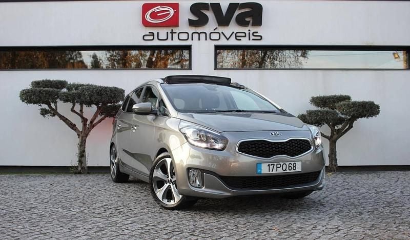 Cinza Usado 2015 Kia Carens Monovolume | € 13.950 (Preço justo) - Imagem 1/4