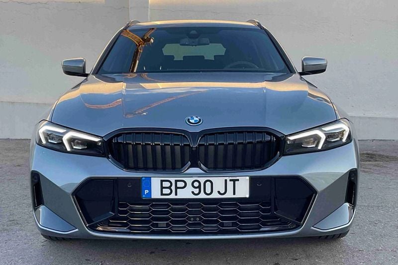 Cinzento Usado 2024 BMW 330e Comfort Edition Coupé | € 69.900 - Imagem 1/4