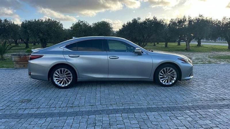 Usado Lexus NX300h 218 HP (160 kW) 2019 Cinzento SUV