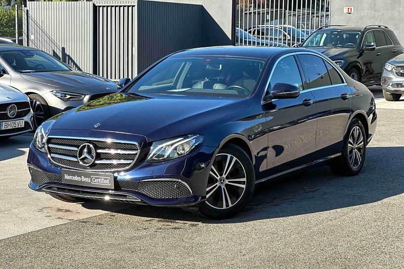 Azul Usado 2020 Mercedes E220 Avantgarde Sedan | € 37.900 (Preço justo) - Imagem 1/4