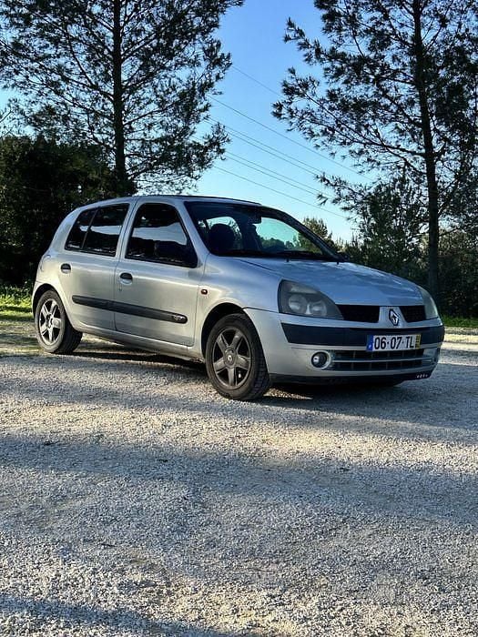 Usado Renault Clio II 75 HP (55 kW) 2002 Sedan