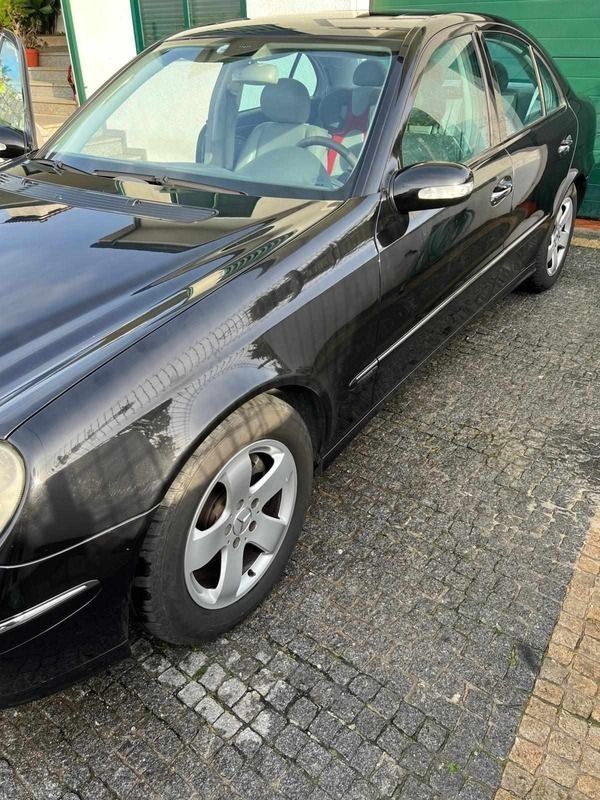 Preto Usado 2005 Mercedes E320 | € 11.000 - Imagem 1/4