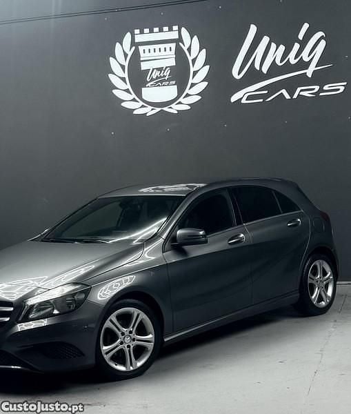 Cinza Usado 2013 Mercedes A180 Urban | € 11.999 (Preço justo) - Imagem 1/1