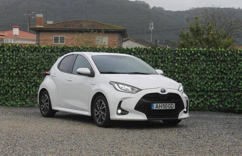 Branco Usado 2021 Toyota Yaris Hybrid | € 17.640 (Preço justo) - Imagem 1/4