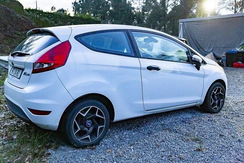 Branco Usado 2010 Ford Fiesta Trend Citadino | € 4.950 (Bom preço) - Imagem 1/4
