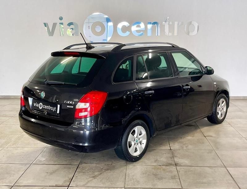 Usado Skoda Fabia Family 75 HP (55 kW) 2012 Preto Carrinha