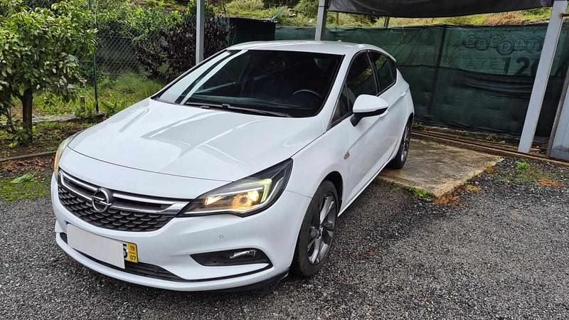 Usado Opel Astra 105 HP (77 kW) 2019 Branco Citadino