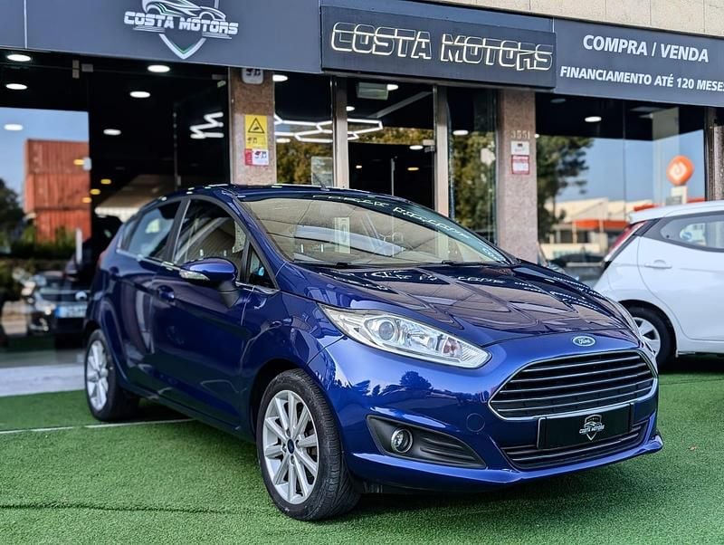 Azul Usado 2015 Ford Fiesta Titanium Citadino | € 10.790 (Preço justo) - Imagem 1/4