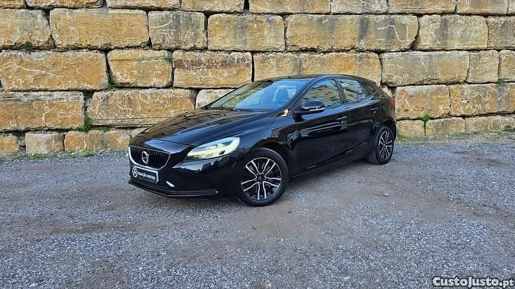 Preto Usado 2019 Volvo V40 Momentum Citadino | € 14.500 (Preço justo) - Imagem 1/1