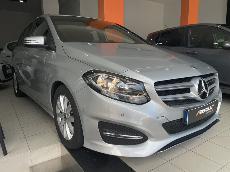 Cinza Usado 2018 Mercedes B180 Style Monovolume | € 20.990 (Preço justo) - Imagem 1/4