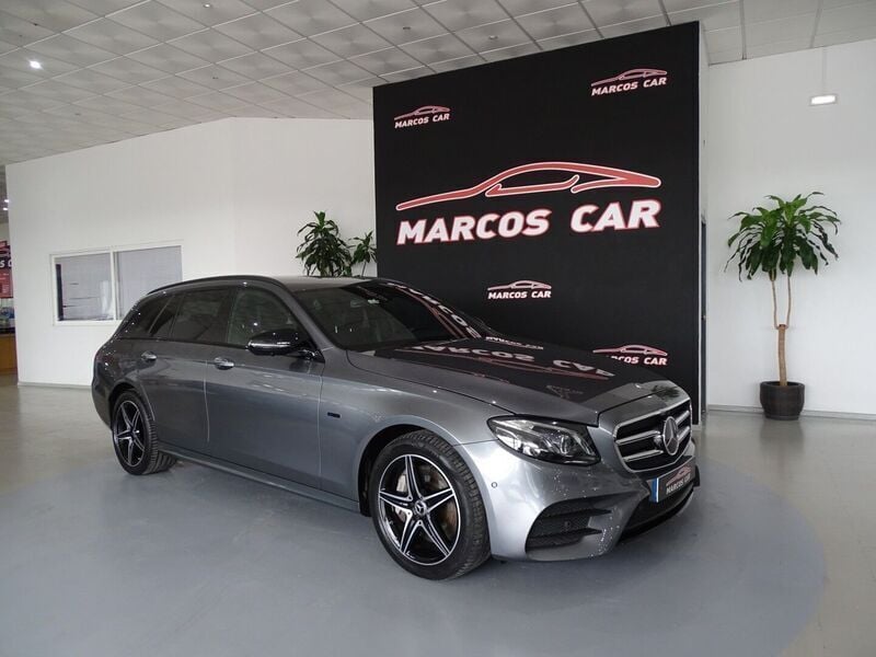 Cinzento Usado 2020 Mercedes E300 AMG Carrinha | € 44.900 - Imagem 1/4