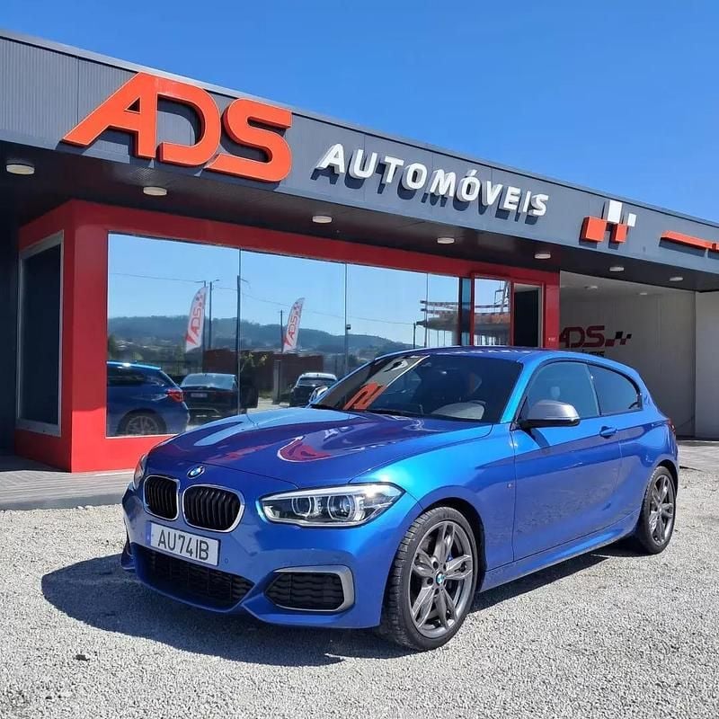 Azul Usado 2016 BMW M135 Citadino | € 32.650 - Imagem 1/4