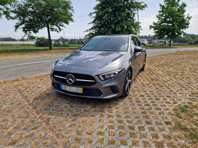 Cinzento Usado 2018 Mercedes A180 Night Citadino | € 21.850 (Bom preço) - Imagem 1/4