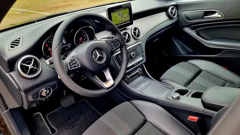 Usado Mercedes CLA200 Shooting Brake Urban 136 HP (100 kW) 2018 Preto Carrinha