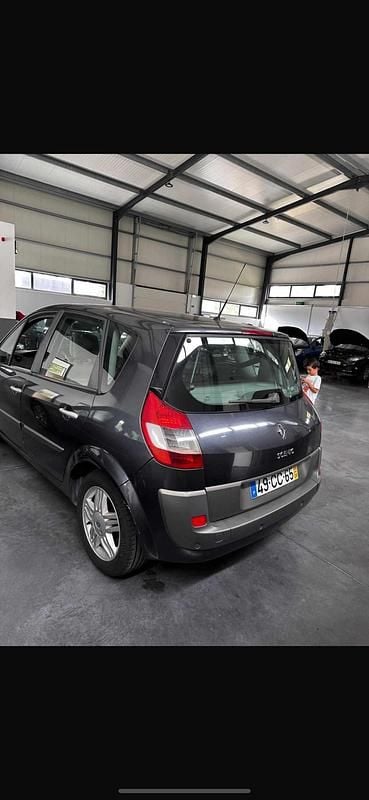 Cinzento Usado 2006 Renault Scénic Monovolume | € 4.300 (Preço elevado) - Imagem 1/4