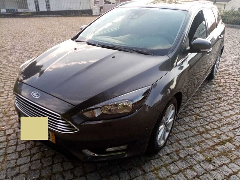 Cinzento Usado 2016 Ford Focus Titanium Sedan | € 11.000 (Bom preço) - Imagem 1/4