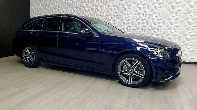 Usado Mercedes C220 AMG line 194 HP (142 kW) 2018 Azul Carrinha