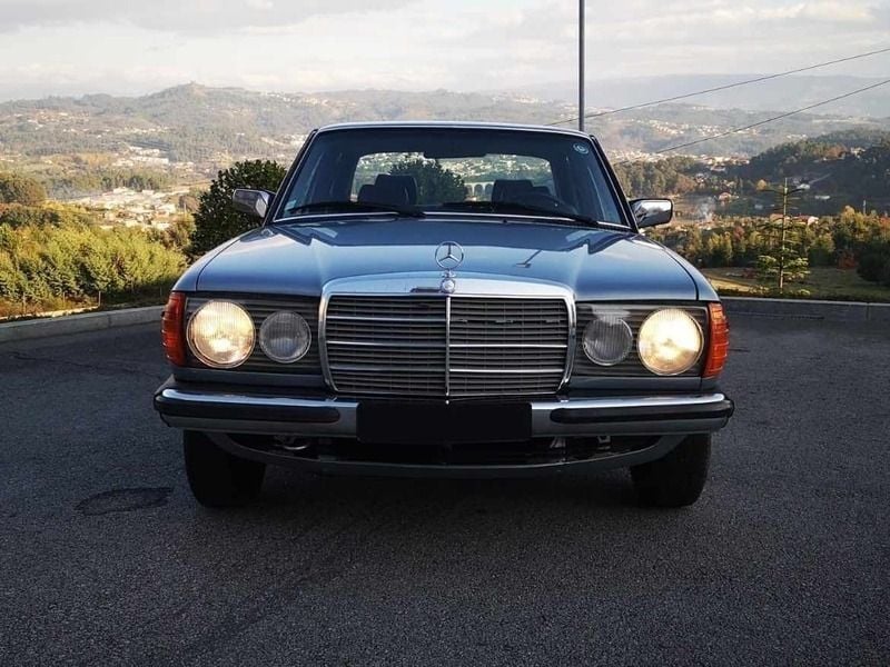 Usado Mercedes W115 107 HP (78 kW) 1982 Cinzento