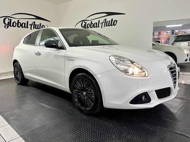 Branco Usado 2012 Alfa Romeo Giulietta Citadino | € 11.900 (Caro) - Imagem 1/4