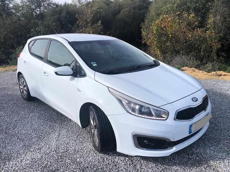 Usado Kia Ceed 90 HP (66 kW) 2016 Branco Citadino